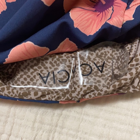 BNWT Acacia kokomo in hibiscus - Picture 4 of 4